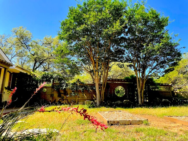 Building Photo - 104 S Tumbleweed Trl