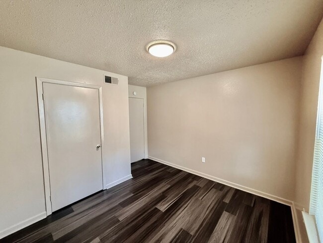 Building Photo - Three Bedroom Apartment with Spacious Dining and Living Area