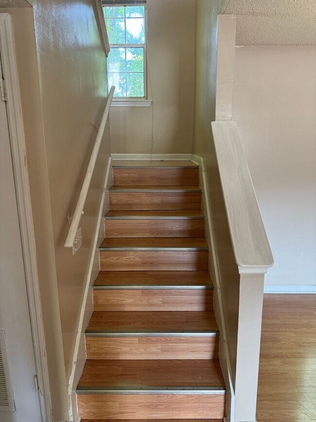 Building Photo - 1620 Hickory Pl