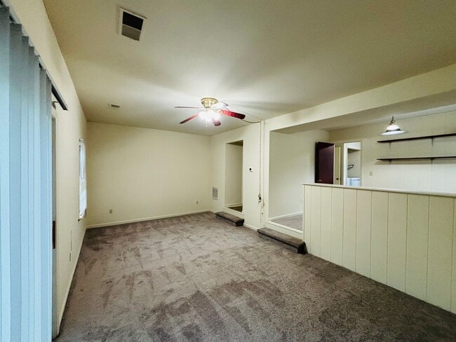 Building Photo - 3 Bedroom 2.5 Bath Townhouse