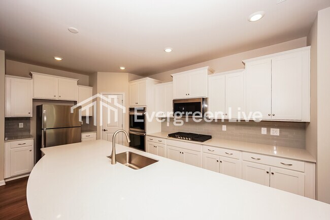 Building Photo - 6466 Fairfax Ct