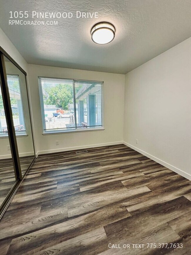 Building Photo - 1055 Pinewood Dr