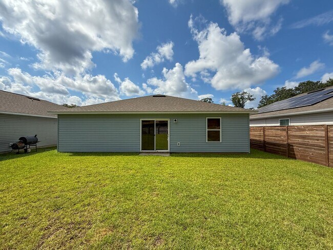 Building Photo - 3 Bedroom 2 Bath Home Located off 9 Mile R...