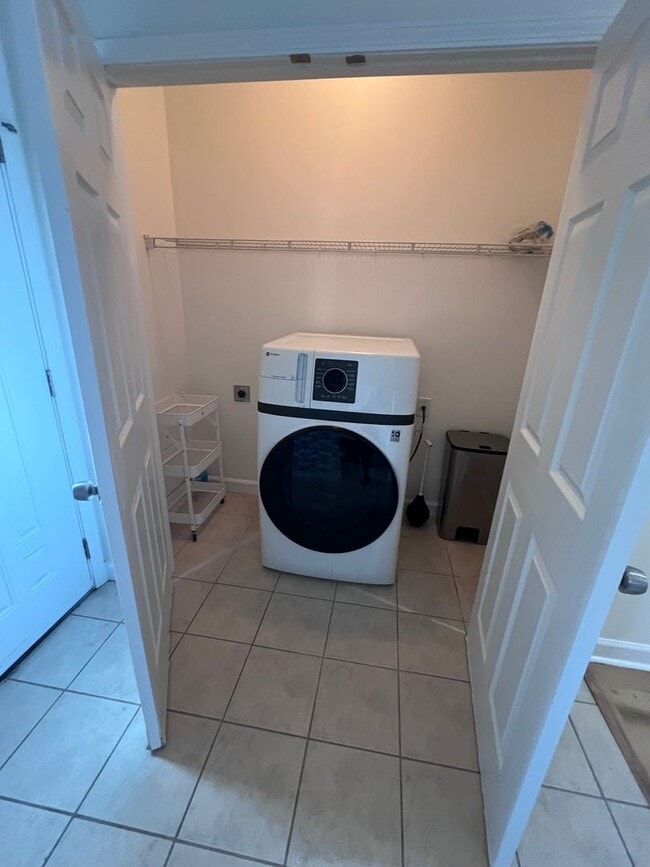 Building Photo - Newly renovated 2 bedroom, 2 bathroom condo coming soon!