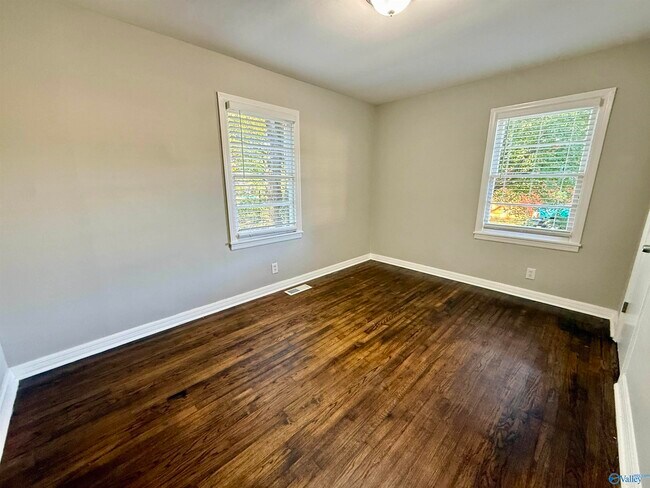 Building Photo - 117 Meadow Dr