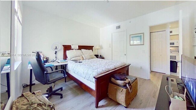 Building Photo - 2451 Centergate Dr