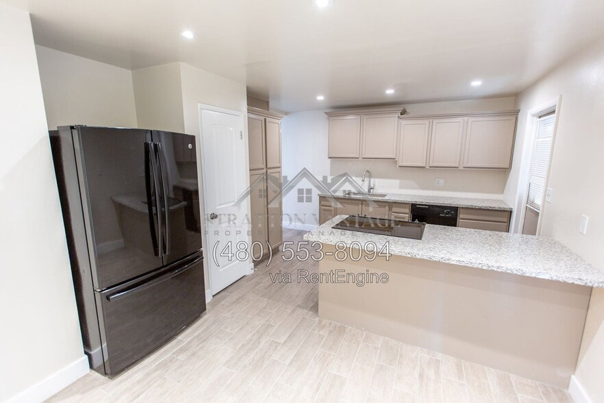 Building Photo - 2533 E Blanche Dr