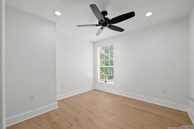 Building Photo - 725 Westfall Ave