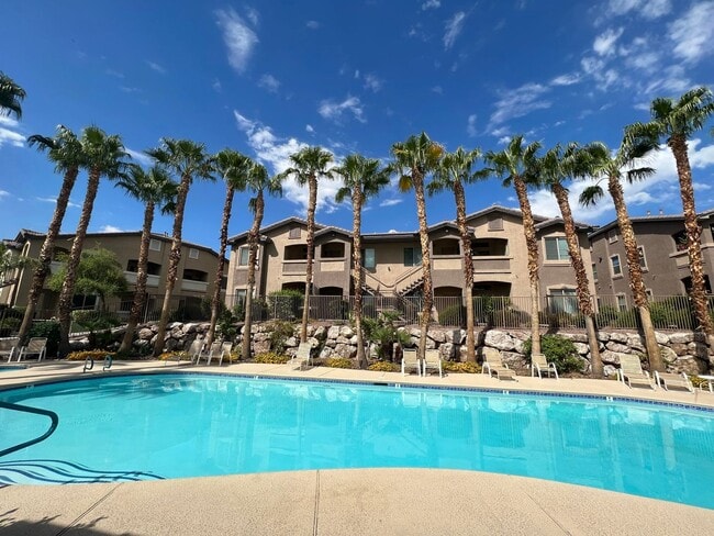 Building Photo - Beautifully remodeled 3 bedroom 2 bathroom downstairs condo right next to the pool!!