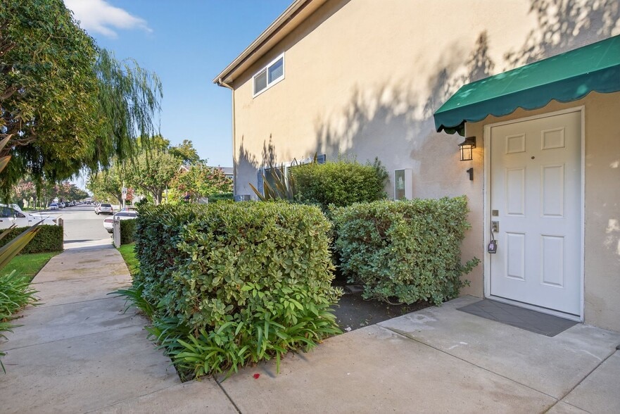 Building Photo - 2884 La Salle Ave