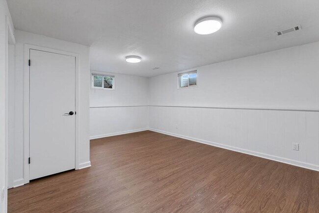 Building Photo - Students Welcome! Spacious 5 Bedroom Home in West Fort Collins