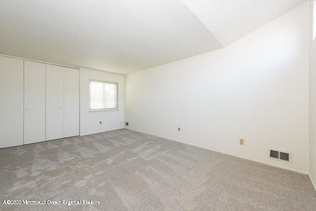 Building Photo - 23 Iris Ct
