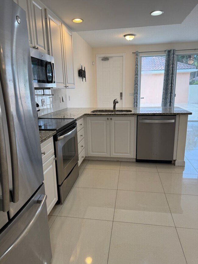 Building Photo - Lakeside Luxury Living in Island Walk – 3B...