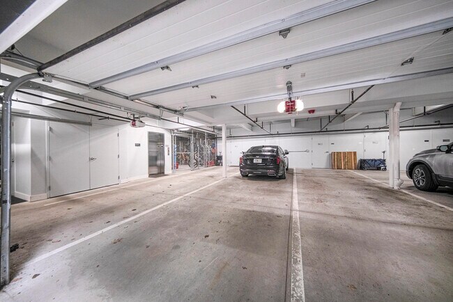 Building Photo - 121 W Kingsley St