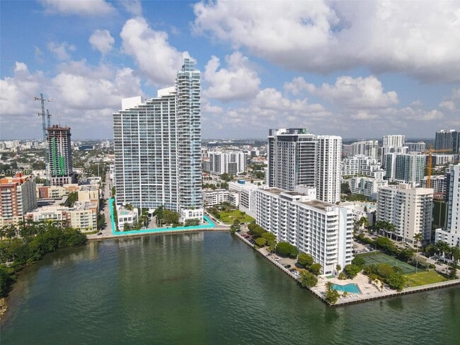 Building Photo - 2020 N Bayshore Dr