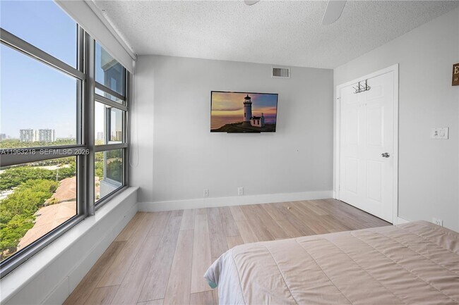 Building Photo - 3530 Mystic Pointe Dr