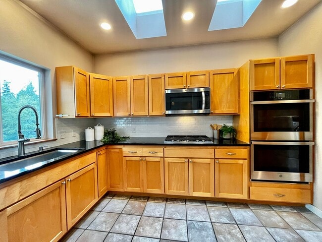 Building Photo - Seabeck Heights Home with Pickle Ball Court!