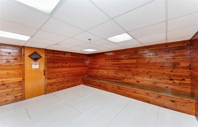 Building Photo - 540 Brickell Key Dr