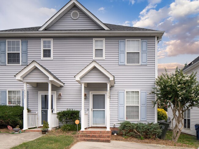 Primary Photo - Fantastic 2 Bedroom, 1.5 Bath Townhome in ...