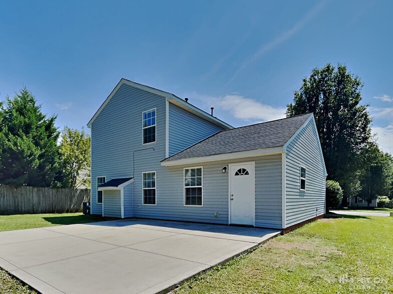 Building Photo - 3936 Far West Dr