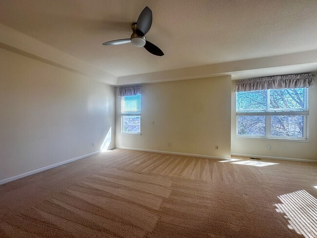 Building Photo - Luxurious Castle Pine living awaits!
