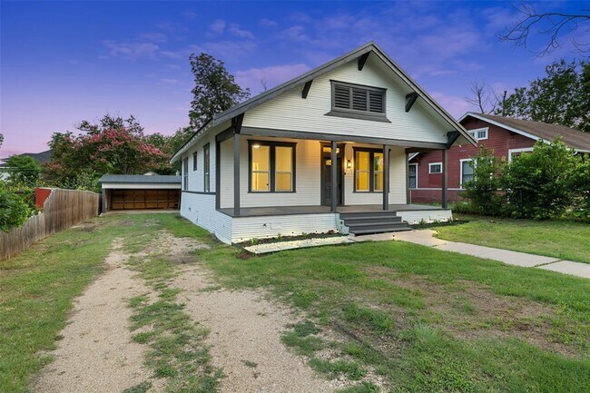 Building Photo - 707 W 7th St