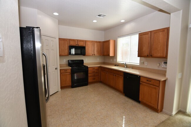 Building Photo - 2689 Niddrie Ave