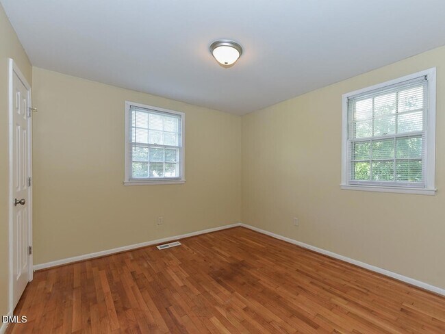 Building Photo - 852 Hadley Rd