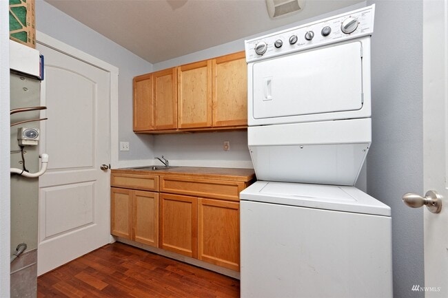 Building Photo - 31 E Peyton Pl