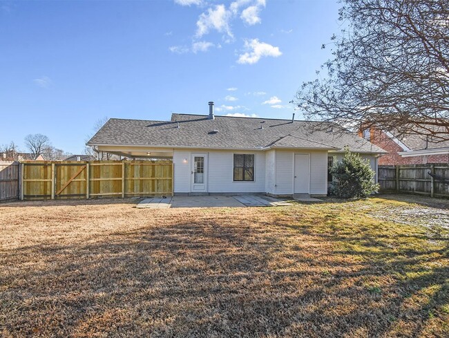 Building Photo - CUTE and updated 3 bed, 2 bath home.