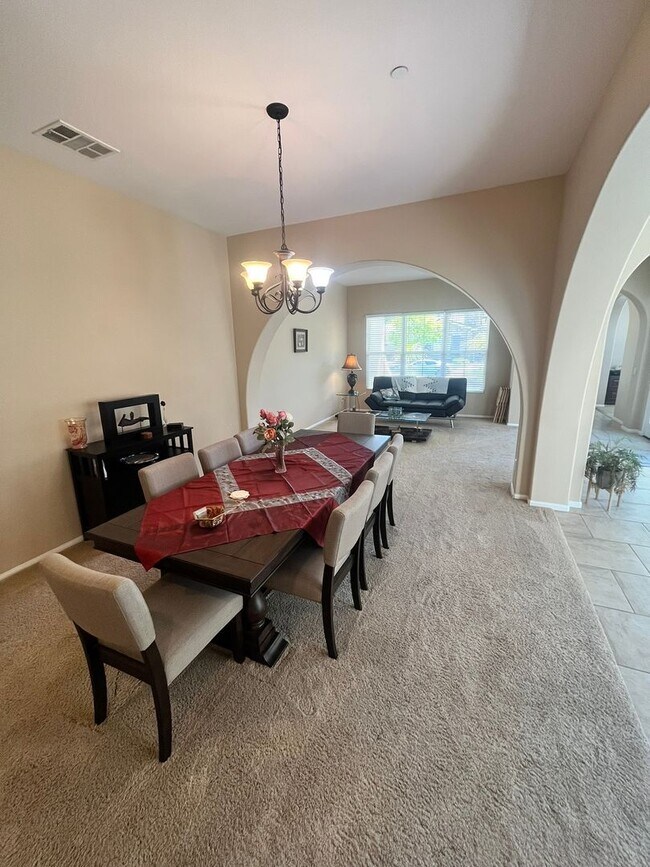 Building Photo - Fully?Furnished 4?Bed?|?3?Bath Pool Home i...