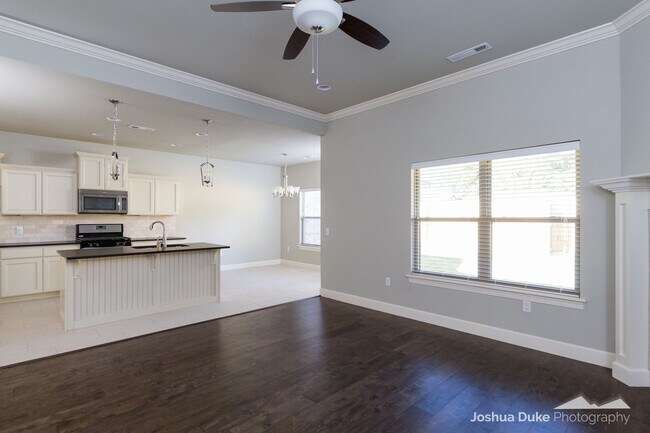 Building Photo - 3 bedroom 2 bath modern style home minutes from I-49 and Fayetteville access !!