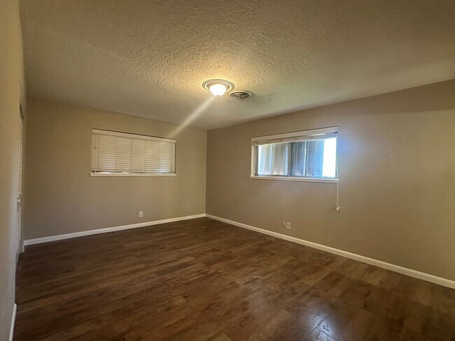 Building Photo - THREE BEDROOM TWO BATH HOUSE ON A CORNER LOT