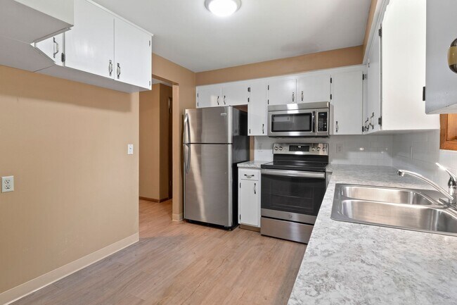 Building Photo - 505 W Ivanhoe Rd