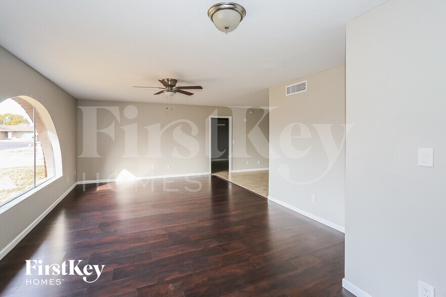 Building Photo - 8427 N 47th Dr