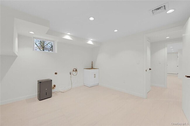Building Photo - 225 Hilltop St