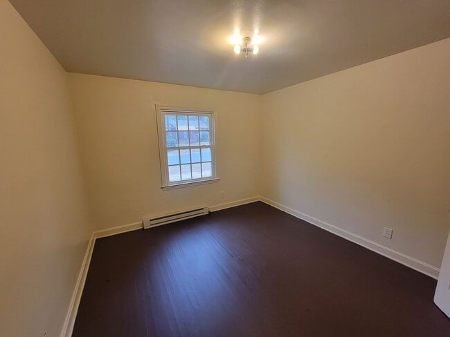 Building Photo - 2 Bedroom 1 Bathroom Duplex!