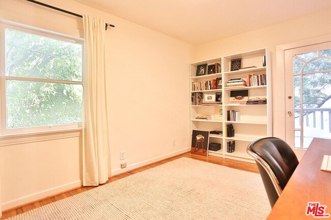 Building Photo - 2256 Silver Ridge Ave