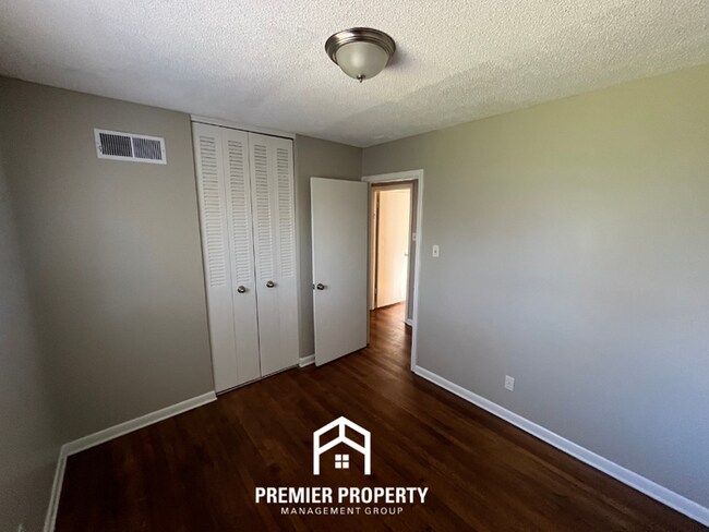 Building Photo - Spacious 3BR Home in 38118 | Hardwood Floors, Formal Dining & Large Fenced Yard