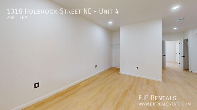 Building Photo - 1318 Holbrook St NE