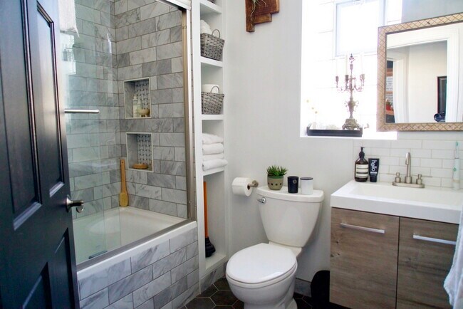 Building Photo - 1010 N Kedzie Ave