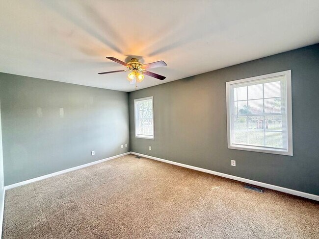 Building Photo - 542 Loop Rd