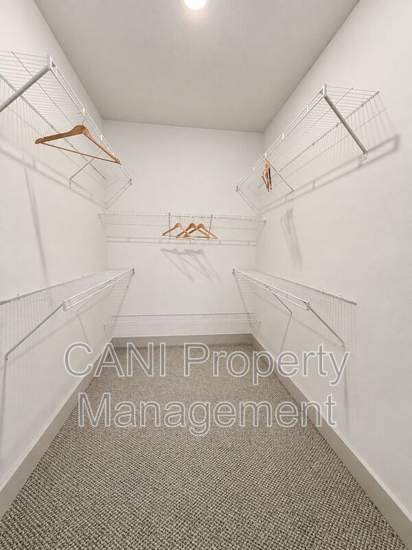 Building Photo - 724 Ellwood Ave