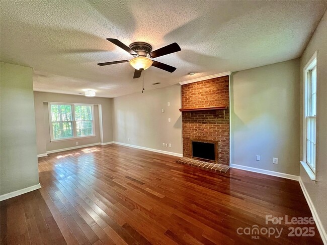 Building Photo - 2333 Heathershire Ln