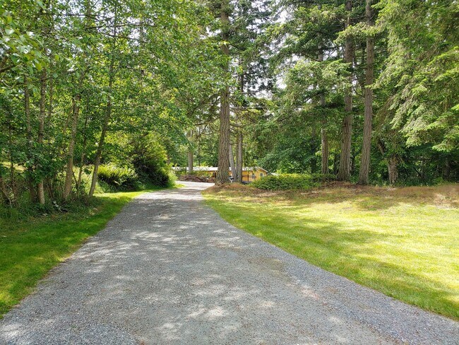 Building Photo - Spectacular Home with Lake Access!