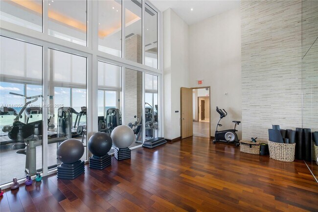 Building Photo - 15901 Collins Ave