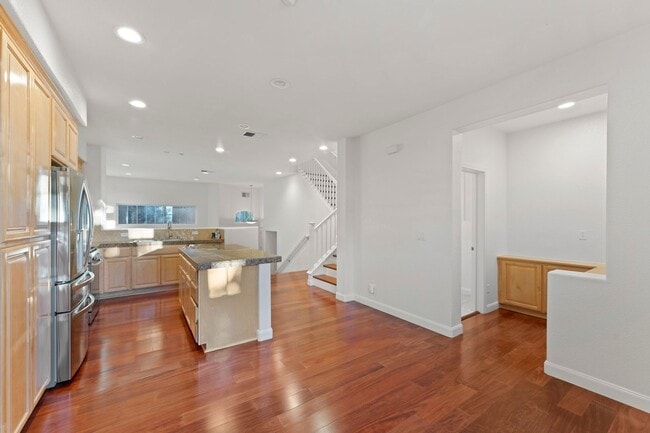 Building Photo - CONVENIENT & LUXURIOUS TOWNHOME BEAUTIFULL...