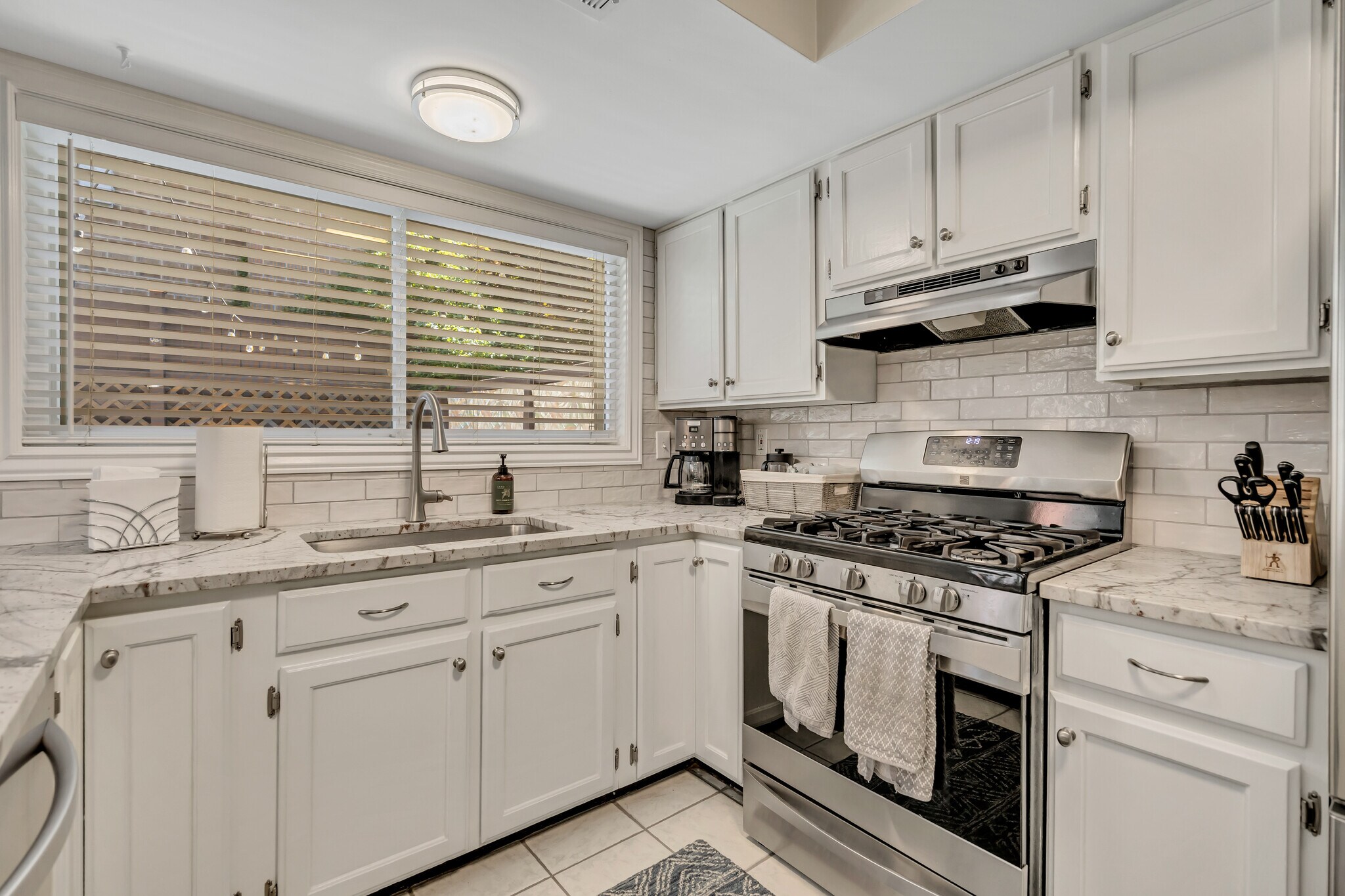Building Photo - 3002 E Casto Ln