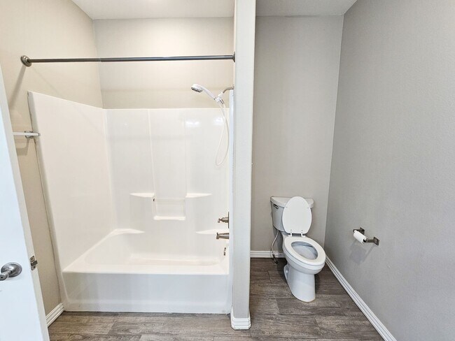 Building Photo - Spacious 3 Bedroom/2.5 Bathroom Chaffee Cr...