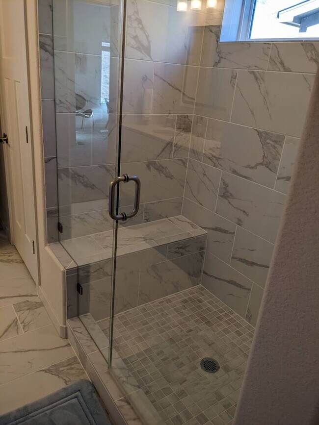 Building Photo - 3 Bed Luxury End Unit Townhome backs to Na...